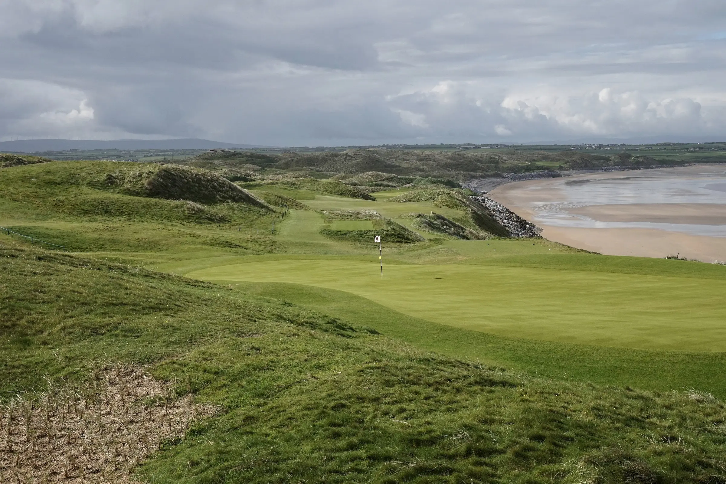 The 10th hole of Ballybunion's Old Course, with the green above the beach and the Atlantic